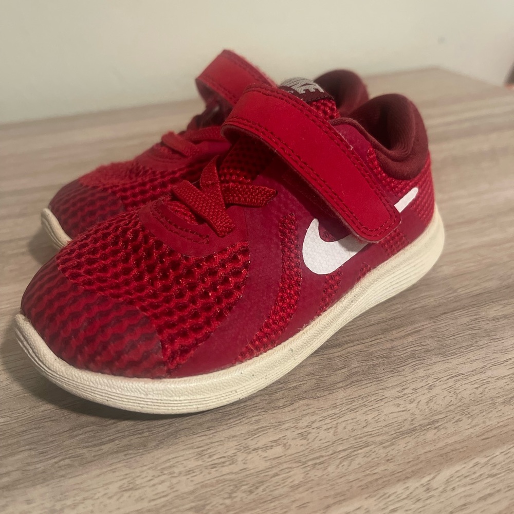 Red Nike sneakers 7c